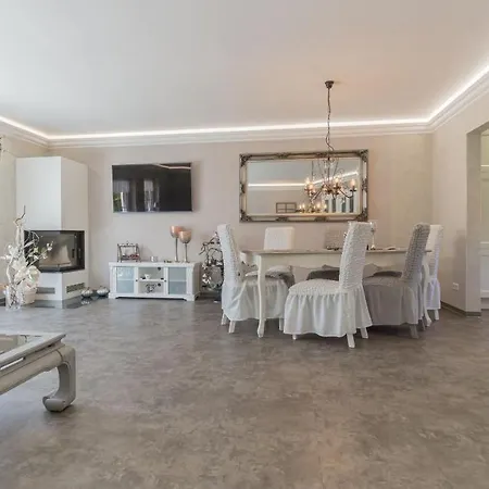 Ferienhaus Cottbus, Garage, Grosse Sonnenterrasse, Kamin, 4 Zimmer, Ankleidezimmer Holiday home Cottbus