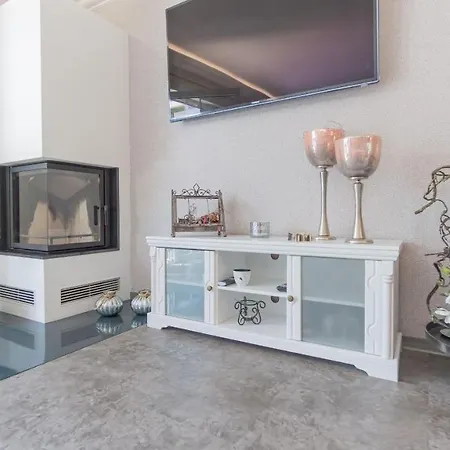 Feriehus Cottbus, Garage, Grosse Sonnenterrasse, Kamin, 4 Zimmer, Ankleidezimmer Cottbus