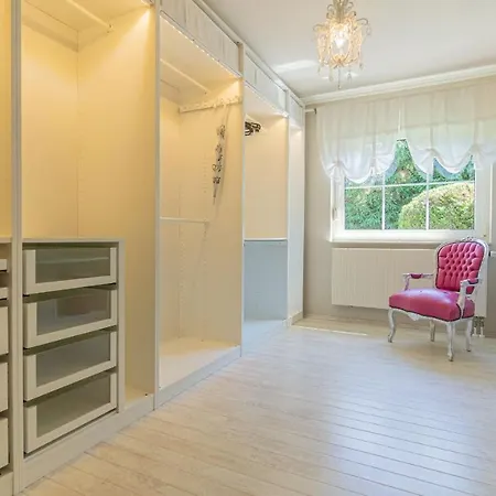 Holiday home Ferienhaus Cottbus, Garage, Grosse Sonnenterrasse, Kamin, 4 Zimmer, Ankleidezimmer