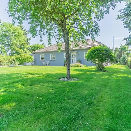 Ferienhaus Cottbus, Garage, Grosse Sonnenterrasse, Kamin, 4 Zimmer, Ankleidezimmer Holiday home