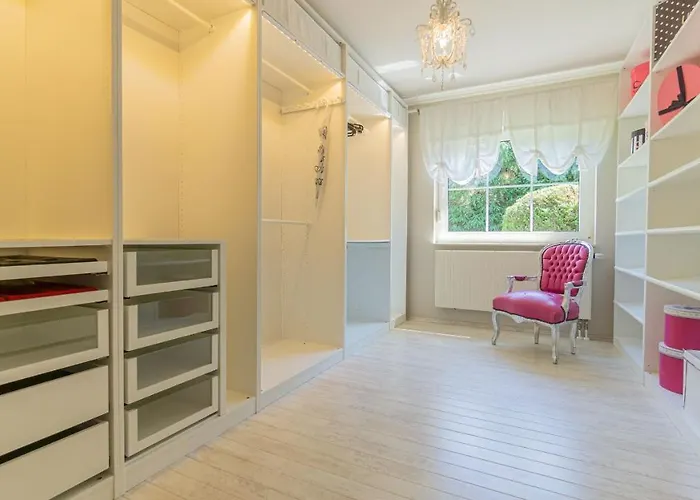 Feriehus Cottbus, Garage, Grosse Sonnenterrasse, Kamin, 4 Zimmer, Ankleidezimmer