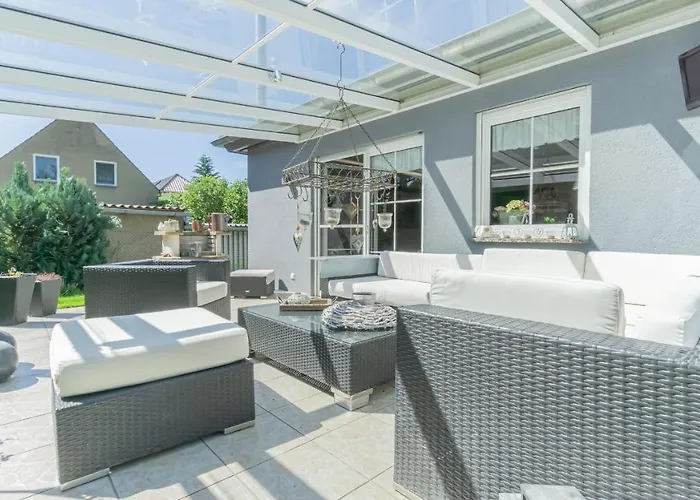 Feriehus Cottbus, Garage, Grosse Sonnenterrasse, Kamin, 4 Zimmer, Ankleidezimmer